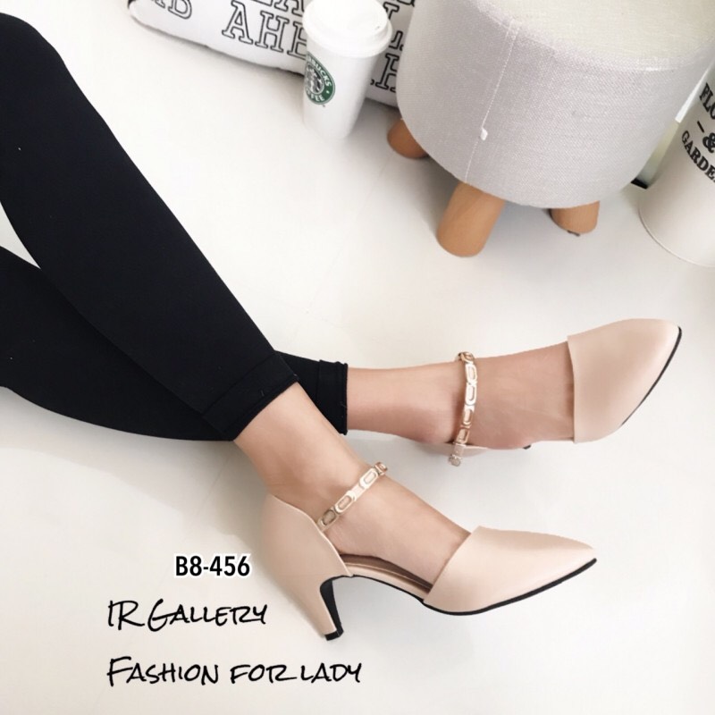 รีพีทแบบขายดีรอบ9!!! พร้อมส่ง ตามเทรนด์แบบฉบับสาวมั่นให้ทันพร้อมกลิ่นอายความเป็นผู้หญิง ด้วยคัทชูหนังนิ่มเนื้อสัมผัสมันเงา แต่งสายรัดข้อร้อยอะไหล่ทองตะขอเกี่ยวปรับได้ สูง 2.5 นิ้ว ใส่สวยลงตัวจริงๆค้า