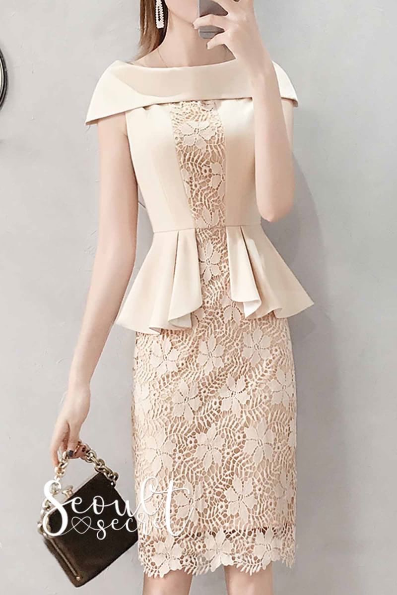 By SEOUL SECRET Seoul Secret Say'...Minidress Lace Design expensive Cream coler Material : งานมินิเดรสสวยหรูดูไฮคลาสมากคะ ดีไซน์มีระดับด้วยลูกเล่นเป็นเดรสทรงเปิดไหล่ งาน Cuttingเป็นผ้าเย็บซ้อนพับลงมาช่วงอกนะคะ ทรงแขนกุด เนื้อผ้าด้านนอกเป็นผ้าเรียบๆไม