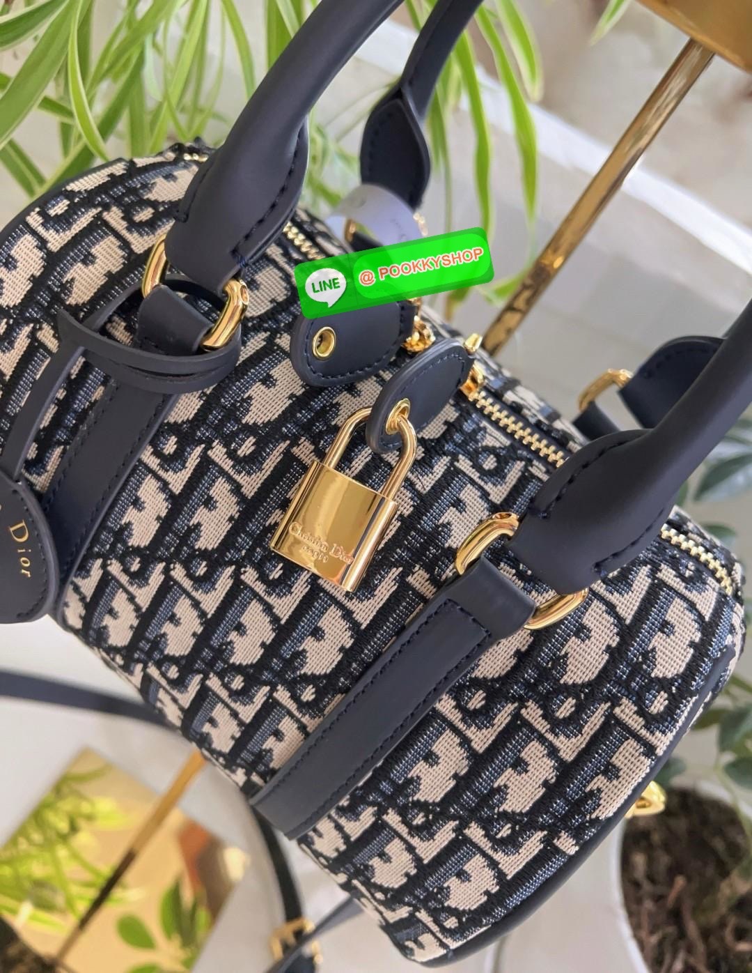 ต้องบอกว่าใบจริงสวยมากๆกับรุ่นนี้ ไม่ผิดหวังแน่นอน DIOR GROOVE BAG 2025 🔖มีไม่มากแล้วน๊าา หมดแล้วหมดเลย ใบกลาง สวยตามๆเซเลปในไทยและ ตปท.กันเลยค่ะ กับกระเป๋าจากDior วัสดุJacquard ทอลายแบรนด์ตัดขอบด้วยหนังแท้เนื้อแมทสุดคลาสสิค