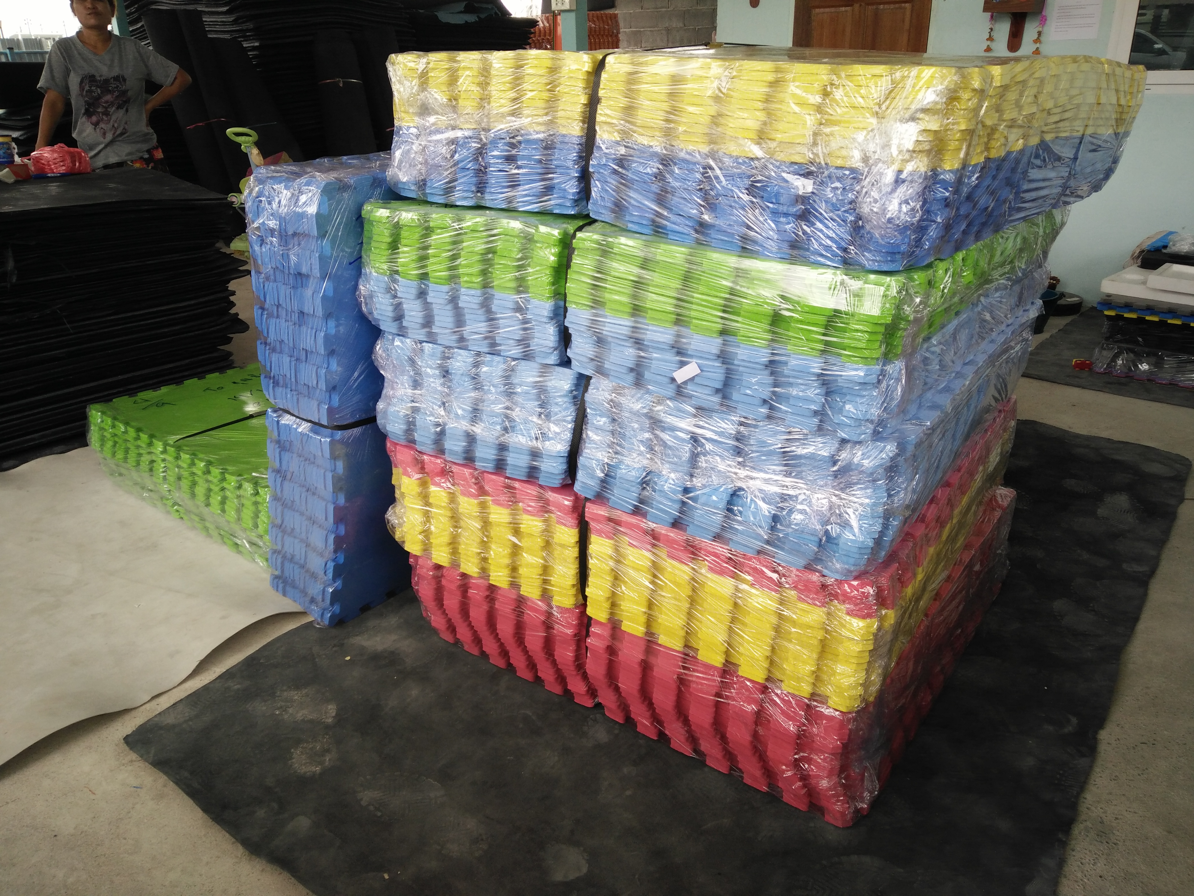 แผ่นยางปูพื้นกันกระแทก แบบจิ๊กซอ 1 X 1 เมตร หนา 10 มม.