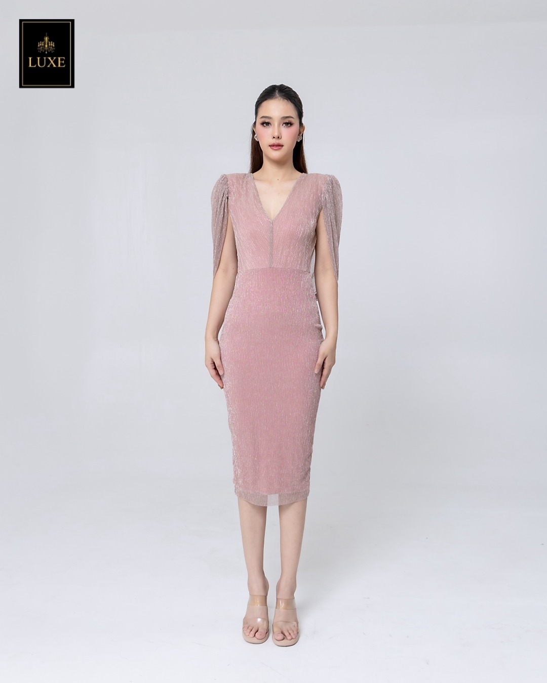 เดรสแฟชั่น เดรสเสื้อวี กระโปรงทรงสอบ มีผ้าคลุมไหล่คอถ่วงด้านหลัง ทำจากผ้าราเม่อัดพลีท