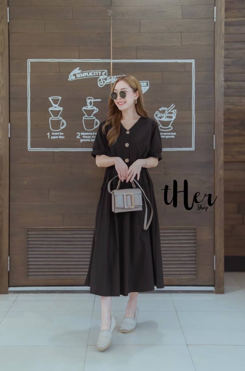 T H E R พร้อมส่งค่า🌿🌿 Long Dressเดรสคอวีแต่งกระดุมตัวยาวดีไซน์สวย ดีเทลช่วงเอวปรับรูดได้กระโปรงทรงระบายพริ้วๆผ้าทิ้งตัว ใช้ผ้าเนื้อดี ผ้านิ่มใส่สวย ตัวเดียว ใส่เที่ยวใส่ชิวได้เลยค่ะ ห้ามพลาดน้า