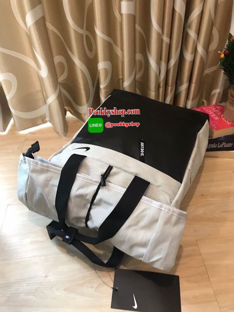 Nike Radiate Backpack เป้สะพายหลังที่โดดเด่นด้วยดีไซน์ส่วนใส่ของด้านบน และช่องกระเป๋ามากมายเพื่อให้เก็บของได้ไม่ตกหล่น วัสดุโพลีเอสเตอร์ 100% มีเปิดปิดถึง2ชั้น มีช่องใส่แล็ปท็อปช่วยปกป้องอุปกรณ์ของคุณ พร้อมกระเป๋าด้านหน้าที่เจาะรูด้วยเลเซอร์เพื่อเป็นช่องเ