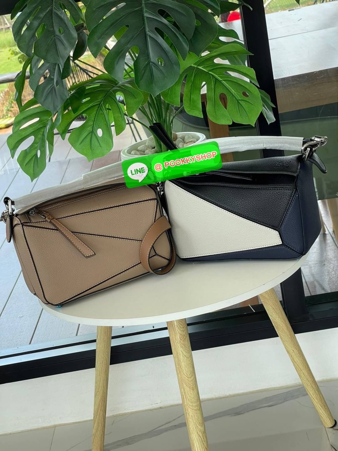 Loewe Puzzle Bag In Classic กระเป๋าทรง Puzzle นี้ออกแบบโดย Jonathan Anderson โดยได้รับแรงบันดาลใจในการออกแบบมาจากรูปทรงของลูกรักบี้ ดังนั้น จึงจะเห็นได้ว่าการตัดเย็บและรูปทรงของกระเป๋านั้นคล้ายคลึงกับลูกรักบี้ รูปทรงดูมินิมอลไม่ทิ้งคอนเซ็ปต์ของแบรนด์ สามา