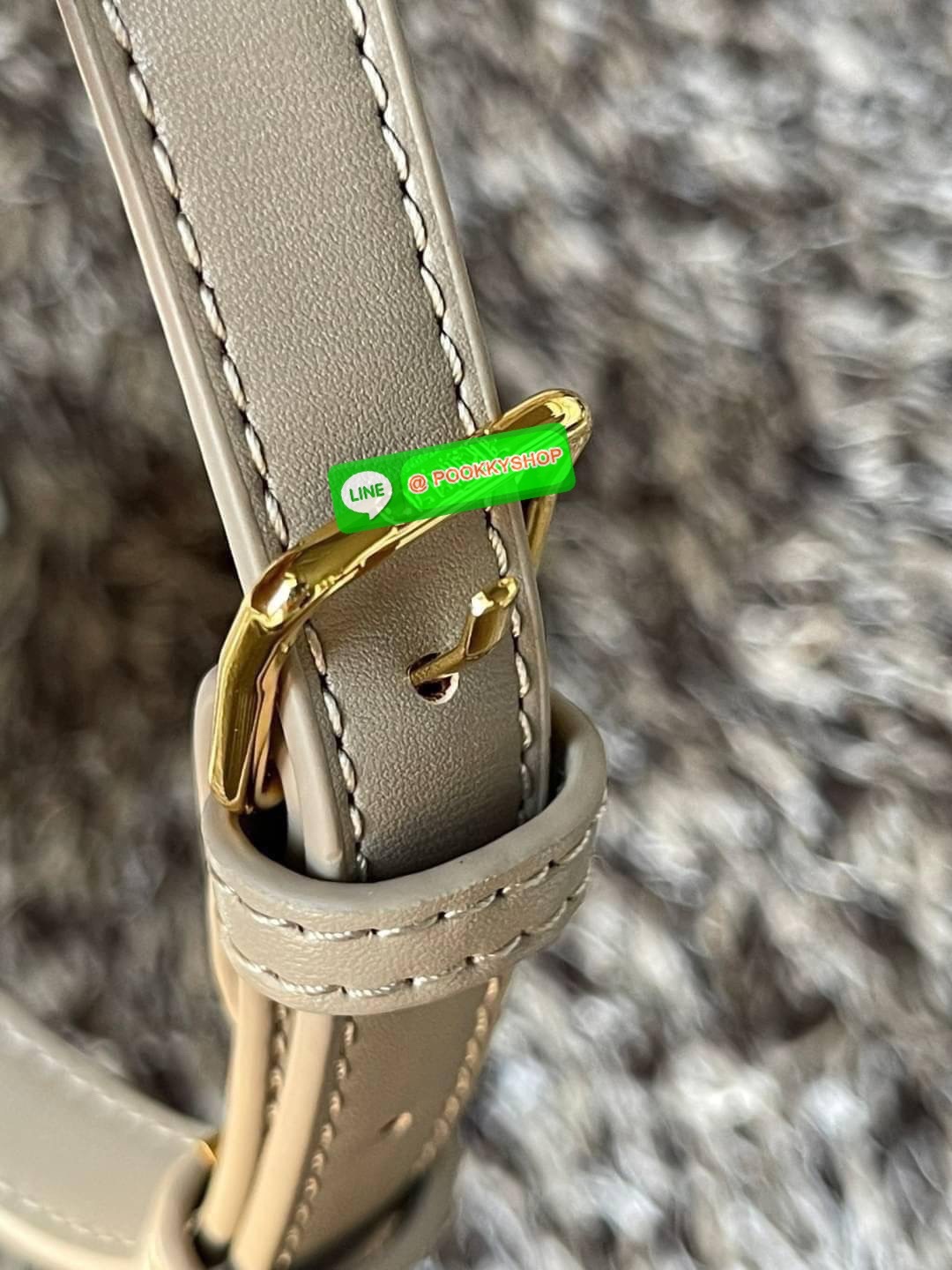 💕Celine MEDIUM TRIOMPHE BAG IN SHINY มีรูปทรงเป็นกล่องคล้ายกับกระเป๋า Classic Box แต่มีการออกแบบโลโก้ที่สะดุดตาแบบวินเทจ ด้วยดีไซน์ที่ดูโฉบเฉี่ยว แต่คงความคลาสสิคอย่างเต็มเปี่ยม ทำให้เป็นที่ดึงดูดความสนใจของสาวๆ สายสะพายสามารถปรับระดับได้ มีความคล