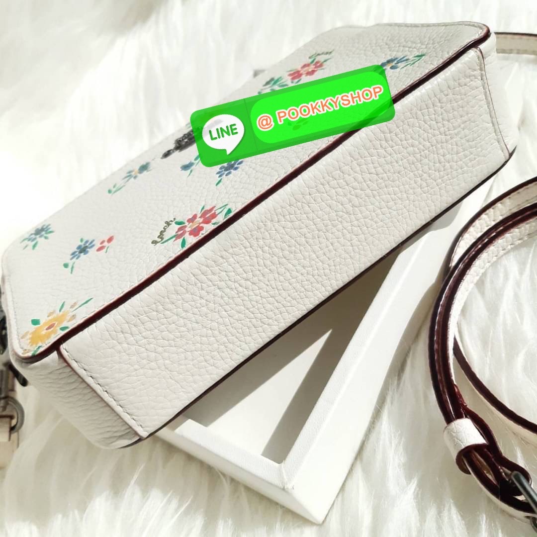 COACH 1103 KIRA CROSSBODY WITH WILDFLOWER PRINT 🏷 เป็นคอลเลคชั่นที่ฮอตมากๆอีกหนึ่ง!! รุ่นนี้ใช้ได้ถึง 2 แบบ!! กระเป๋าสะพายข้าง พร้อมสายคล้องมือ ปรับเปลี่ยนได้ไม่มีเบื่อ ดีไซน์เอกลักษณ์ลวดลายดอกไม้ ใครเห็นเป็นต้องชอบ!! วัสดุหนัง pepble สวยทนทาน ใส่