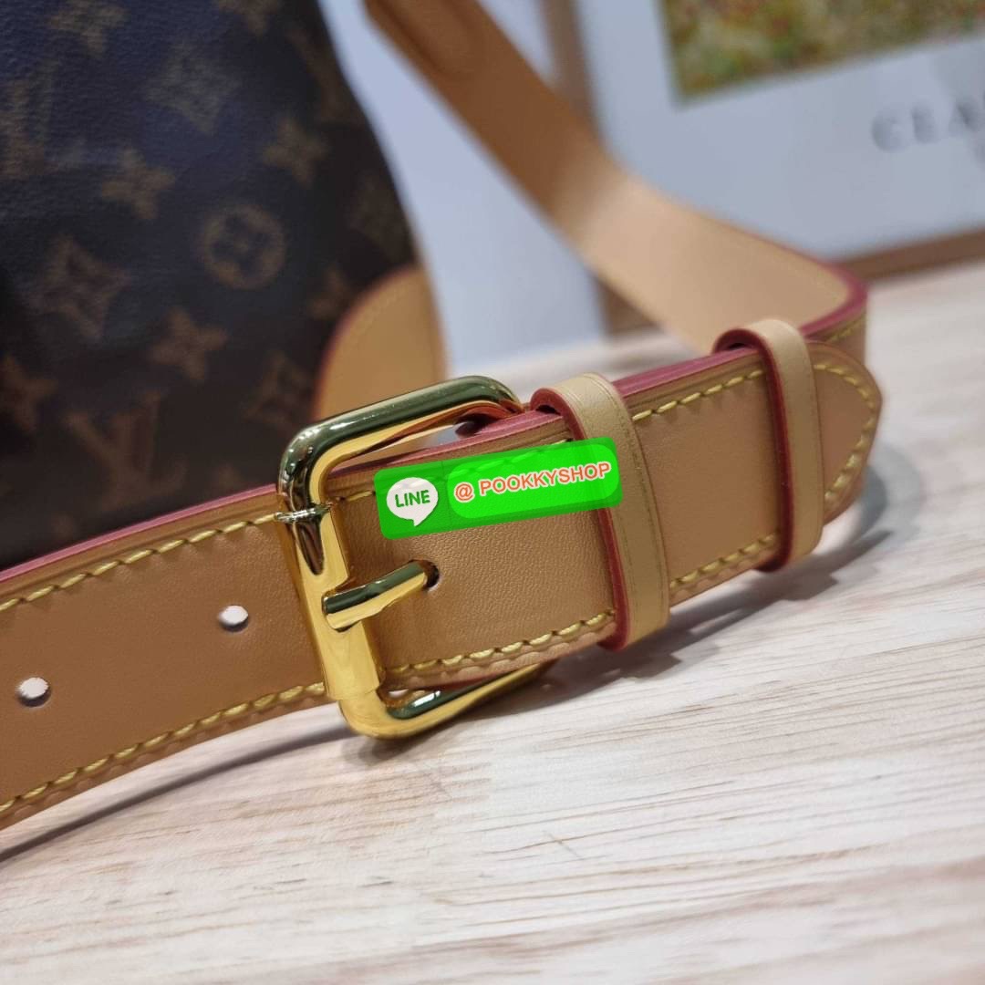 🔆 Model LV odeon bag 🔆 Details ฮอตที่สุด กับกระเป๋าสะพายดีไซน์คลาสสิค ขนาดกำลังดี ทำให้ใช้งานได้สะดวก ปากกระเป๋ามีซิปเปิดปิด ด้านหน้ามีช่องใส่ของได้ ภายในโล่งกว้าง ใส่ได้ทั้งกระเป๋าสตางค์ใบยาว มือถือ ของจำเป็นต่างๆ มาพร้อมสายสะพาย ปรับได้ต