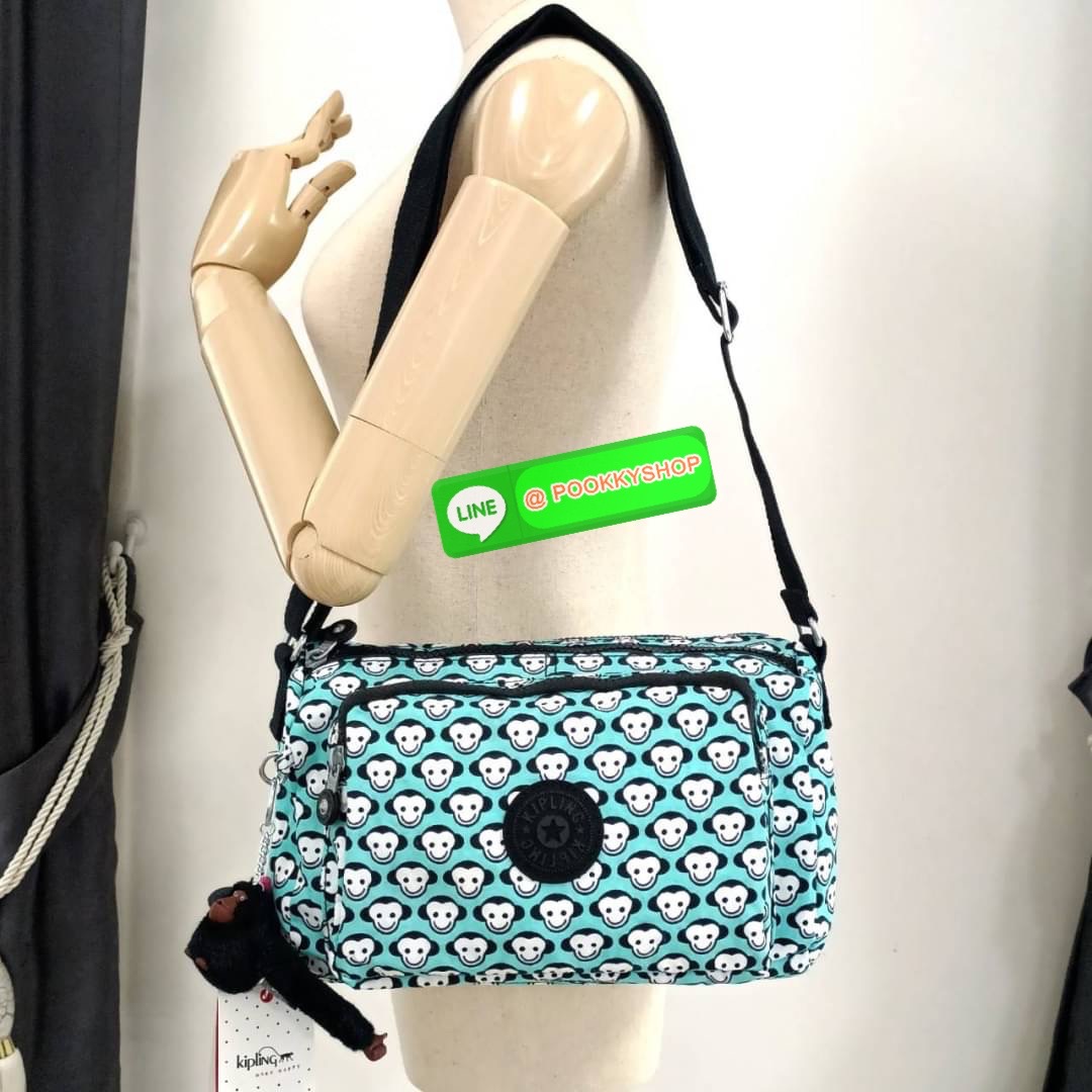 KIPLING RETH CROSSBODY BAG ซับในตาราง วัสดุ Nylon+polyester กระเป๋าสะพายข้างหรือ สะพาย Crossbody ได้ ช่องหน้าเปิด-ปิด ด้วยซิป พร้อมช่องแยกบ่อยด้านข้าง ช่องหลัก 2 ช่อง ด้านในโล่งกว้าง สามารถจุสัมภาระได้เยอะ พร้อมช่องซิปหลัง สายสะพายปรับระดับสั้น-ยาว ได้ fr