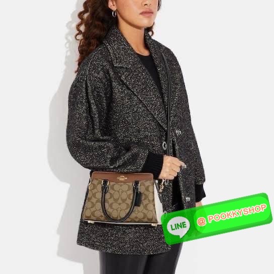 COACH MINI DARCIE CARRYALL IN BLOCKED SIGNATURE CANVAS (CH287) 👜คอลเลคชั่นใหม่สุดปัง ลุคคุณนายจะถือหรือสะพายข้างก็เริ่ดคะ รูปทรงถังไซส์เล็กวัสดุแคนวาสตัดหนังแท้ สายสะพายข้างถอดออกได้ มีหูหิ้วในตัว ภายในเป็นช่องโล่ง กว้างมีช่องแบ่งสัดส่วนใส่ของได้ค
