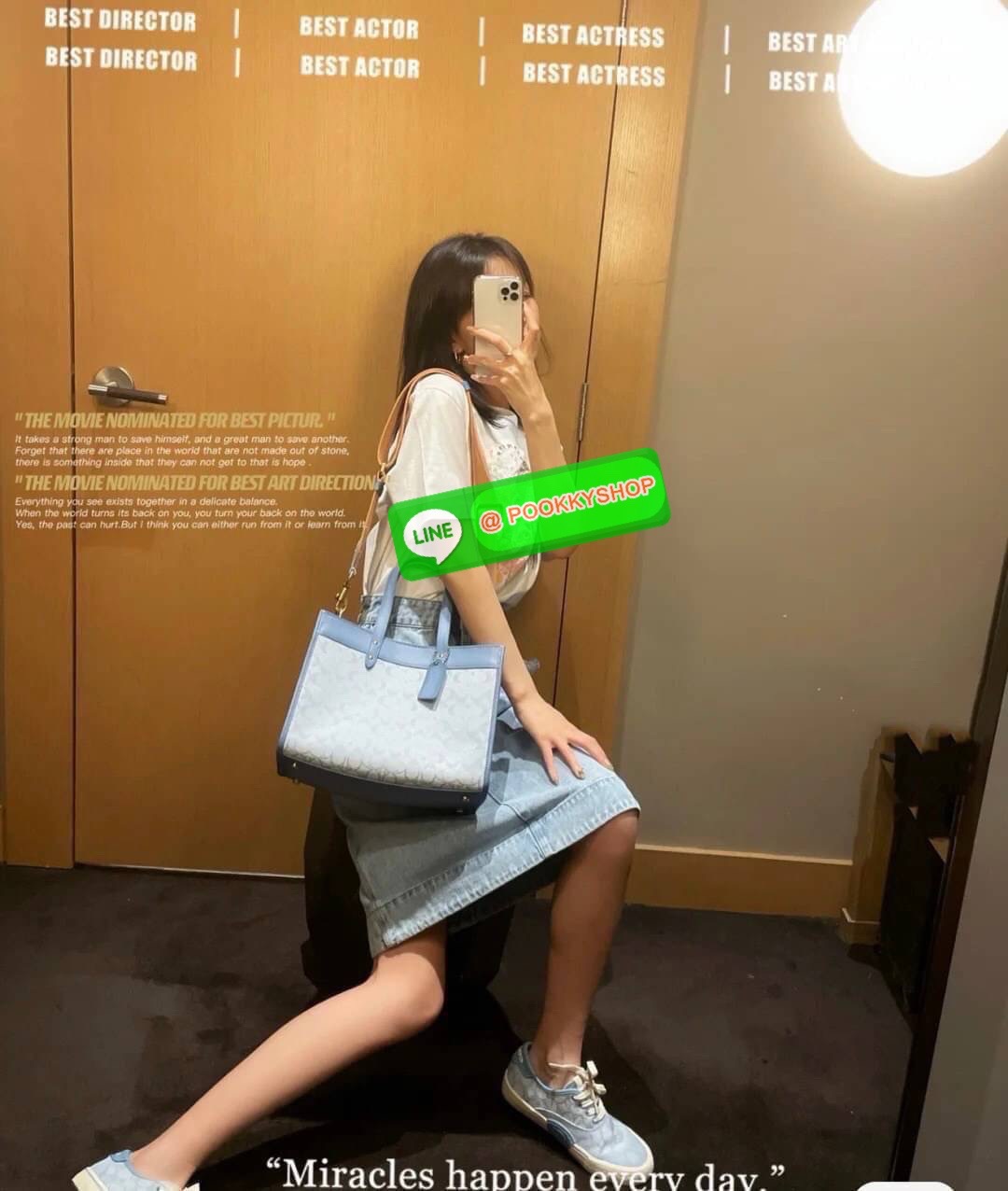 COACH TOTE FIELD JACQUARD BAG ((C3282)) กระเป๋าหิ้ว//สะพายข้าง JacquardลายC+หนังแท้ สวยงามลงตัวมากๆค่ะ ปากกระเป๋าเปิดปิดแบบกระดุมแม่เหล็ก ภายในกว้าง สาวๆที่สัมภาระเยอะบอกเลยเหมาะมากค่ะ