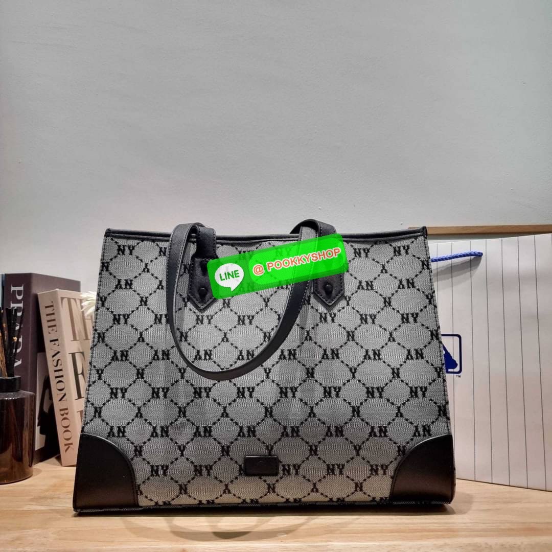 MLB MONOGRAM TOTE BAG กระเป๋าทรงโท้ท ใบใหญ่จุคุ้ม ที่มีกิมมิคไม่เหมือนใคร ด้วยดีไซน์ลวดลายโมโนแกรมเอกลักษณ์ ปั๊มลงบนผ้าแคนวาสและหนัง pu คุณภาพดี สวยคม ปากกระเป๋ามีอะไหล่เกี่ยวกันของหล่นได้ มาพร้อมสายสะพายในตัว ภายในโล่งกว้างมาก ใส่ของสำคัญได้แบบไร้กังวล ห