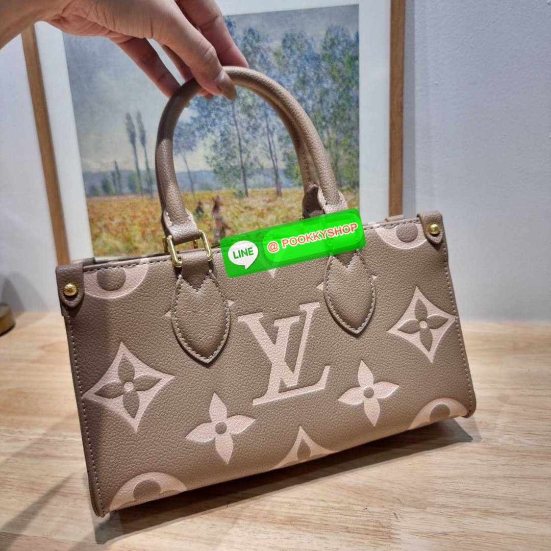 🔆 Model LV on the go east west 🔆 Details ใหม่ล่าสุด ดีไซน์กะทัดรัด กับกระเป๋าทรงโท้ทที่ใครเห็นต้องเป็นคลั่งรัก ยอดฮิต คลาสสิค ผู้ดี หรูหราได้ทุกลุค ทุกสไตล์ มาพร้อมหูจับในตัว คล้องแขน คล้องไหล่ก็ดูแพง หรือจะเกี่ยวสายครอสสะพายข้างก็อัพลุคได
