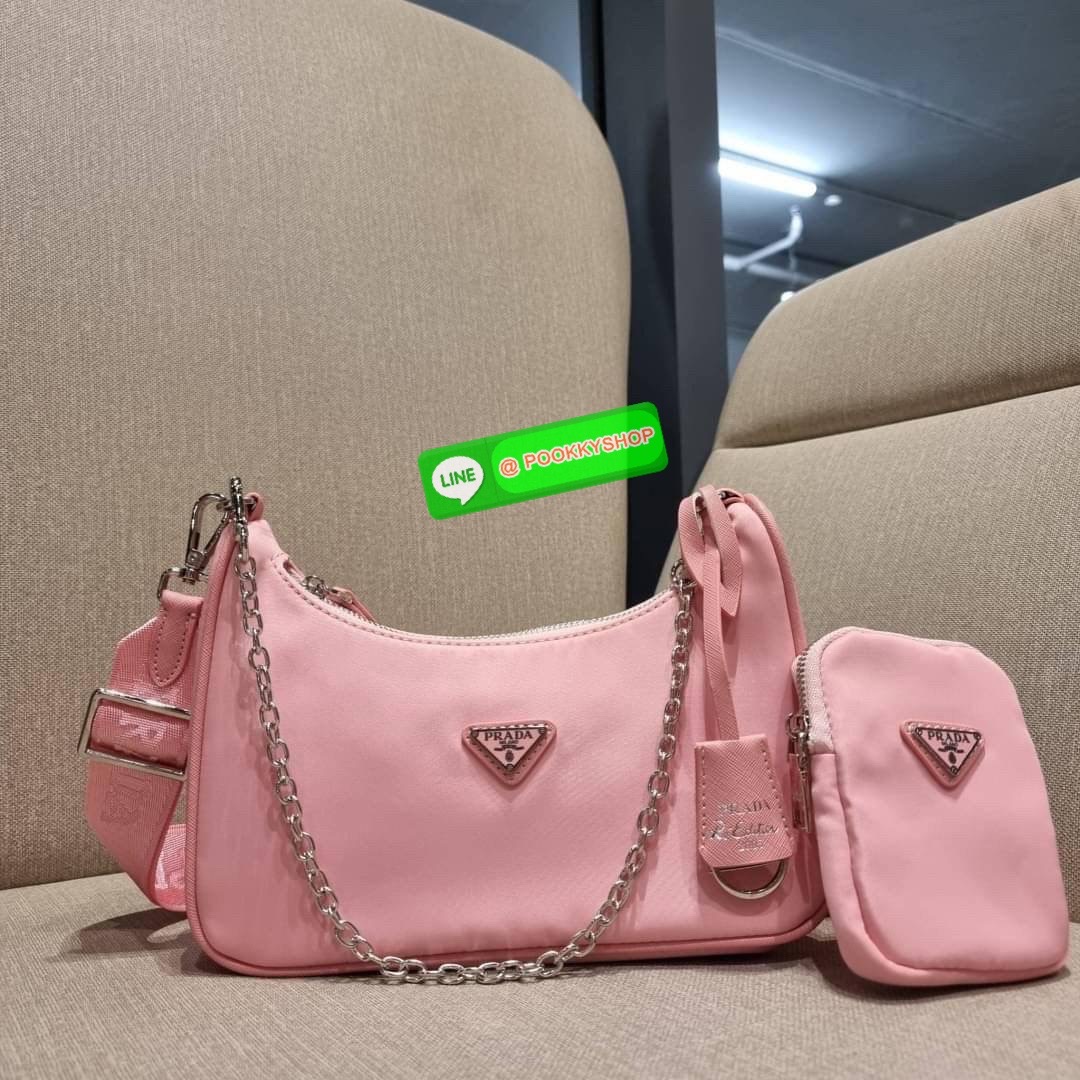 PRADA RE-EDITION 2005 RE-NYLON SHOULDER BAG ไอเท็มสุดปัง ที่ฮิตตลอดกาลไม่ว่าจะปีไหนๆ จัดให้ครบทั้งสีขายดีและสีใหม่ล่าสุด ที่สายคุณหนูห้ามพลาด!! กับกระเป๋าสะพายทรงคลาสสิค เหมาะเป็น everyday bag มากๆ วัสดุผ้าไนล่อนคุณภาพ พร้อมใบลูก ไว้ใส่เหรียญ ใส่กุญแจได้ส