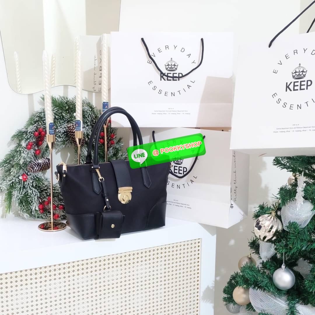 คอลเลคชั่นใหม่ รุ่นขายดี KEEP ‘ Phony bag ‘ อีกรุ่นที่ ถูกถามเข้ามาเยอะที่สุด เป็นกระเป๋า size กลางๆที่ ดีไซน์ให้ออกมาเรียบ หรู หยิบมาใช้งานได้ในทุกๆ วัน