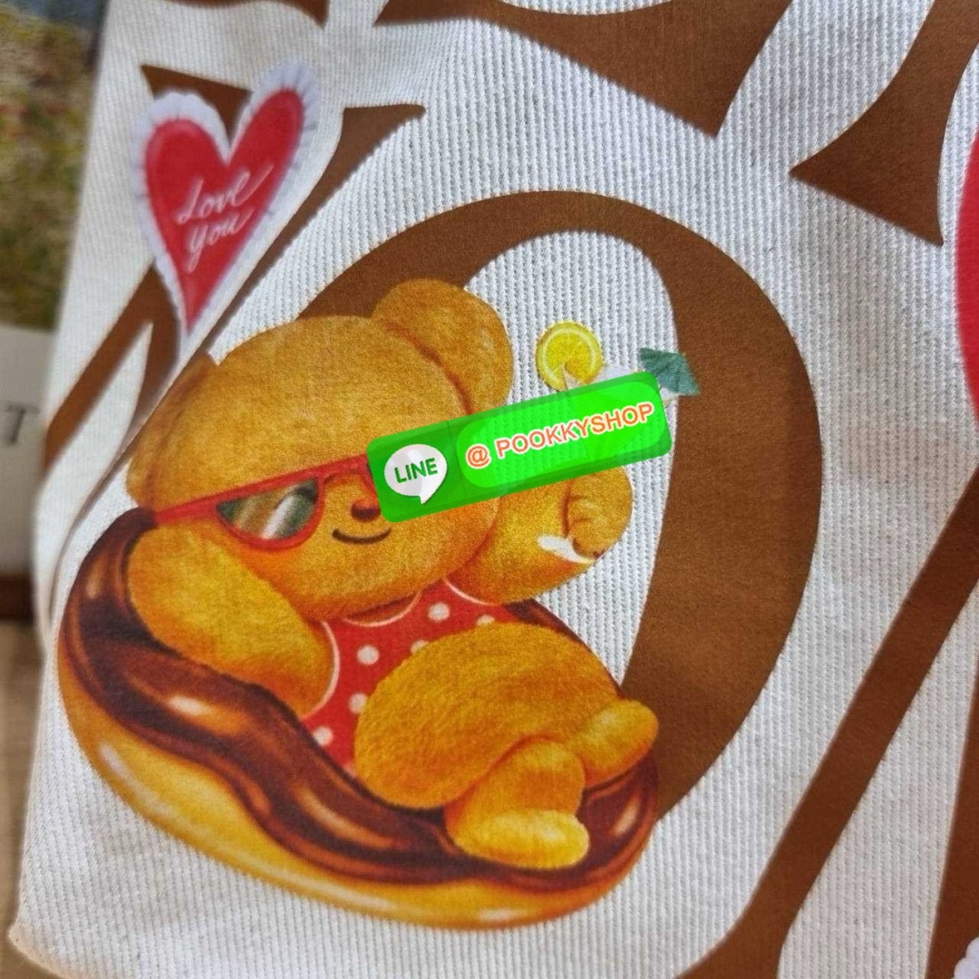 Gentlewoman x Butterbear tote bag 🔆 Details น่ารักเกินต้าน เป็นกระเป๋าที่เห็นแล้วใจฟูสุดๆ กระเป๋าโท้ทลายหมีเนยที่ตอนนี้กลายเป็นแรร์ไอเท็ม หายากสุดๆ รูปทรงคลาสสิค ภายในโล่งกว้างใส่ของได้เยอะมาก จะใช้เป็น everyday bag ก็ได้ พกไปต่างจังหวัดก็เหมาะ หร