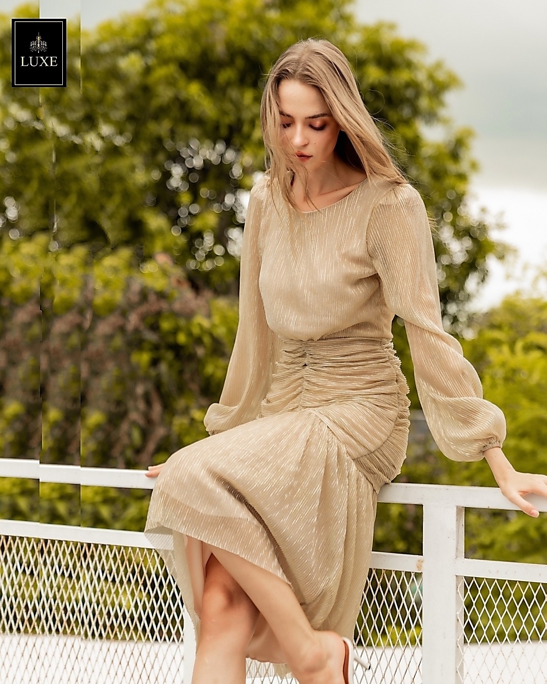 เดรสแฟชั่น เดรสเสื้อคอกลมแขนยาว กระโปรงทรงเข้ารูปจับเดรปตรงกลาง ต่อชายระบาย