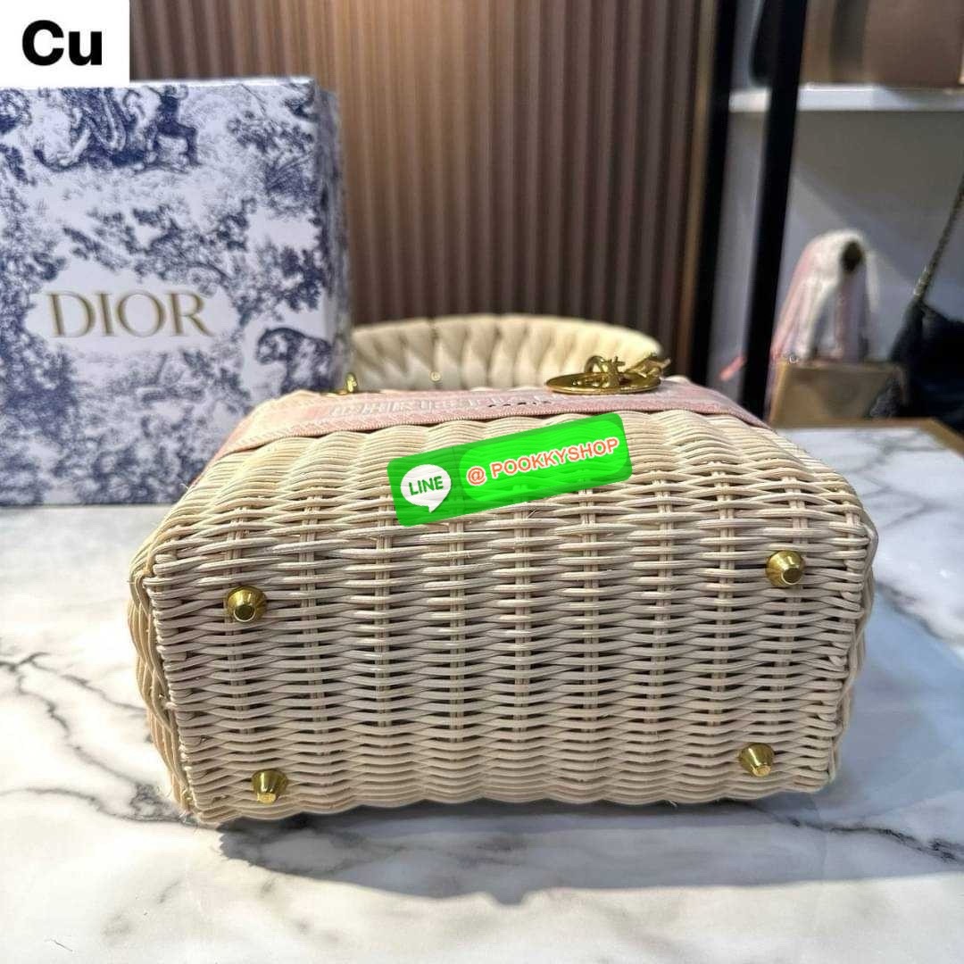 DIOR Lady Natural Wicker Bag กระเป๋าสะพายงานสาน พร้อมผ้าผูกด้านในสวยงามทรงเสน่ห์ จะถือหรือสะพายข้างด้วยสายสปอร์ตก็สวยเลิศ โดดเด่นกว่าใคร งานสวยเกินราคา คุ้มที่สุดในย่านนี้บอกเลย!!