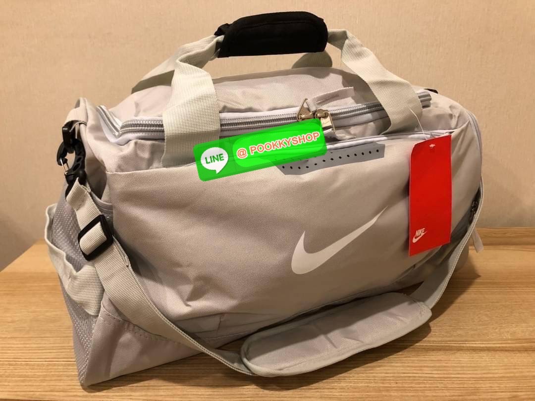 NIKE GYM BAG กระเป๋ายิมและกระเป๋าเดินทางสารพัดช่องที่มีพื้นที่ให้คุณเก็บของมากมาย ไม่ว่าจะช่องซิปคู่หลักที่กว้างใหญ่ สำหรับใส่เสื้อผ้าเดินทางได้หลายชุด ปลอดภัย ช่องรองเท้าแยก และช่องใส่ของด้านในสำหรับเก็บของมีค่า สายคล้องไหล่คู่และสายสะพายไหล่ถอดเก็บได้สา