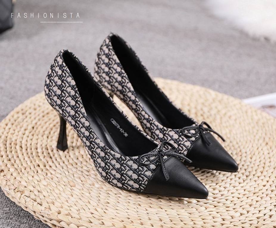 สินค้าล็อตใหม่เข้าเพิ่ม พร้อมส่งค่ะ หรูหราดูดีมีระดับ งานสวยมากเว่อร์!! รองเท้าคัชชูส้นสูงทรง casual วัสดุหนัง pu เนื้อหนาขึ้นทรงคุณภาพดี บุผ้าทอลายสไตล์แบรนด์ดิออร์ ส้นสูง 7 c.m. เพิ่มความเก๋ตกแต่งโบว์ด้านหน้า ใส่แล้วดูเท้าเรียว ลุคนี้เรียบหรูดูแพงมากๆค่