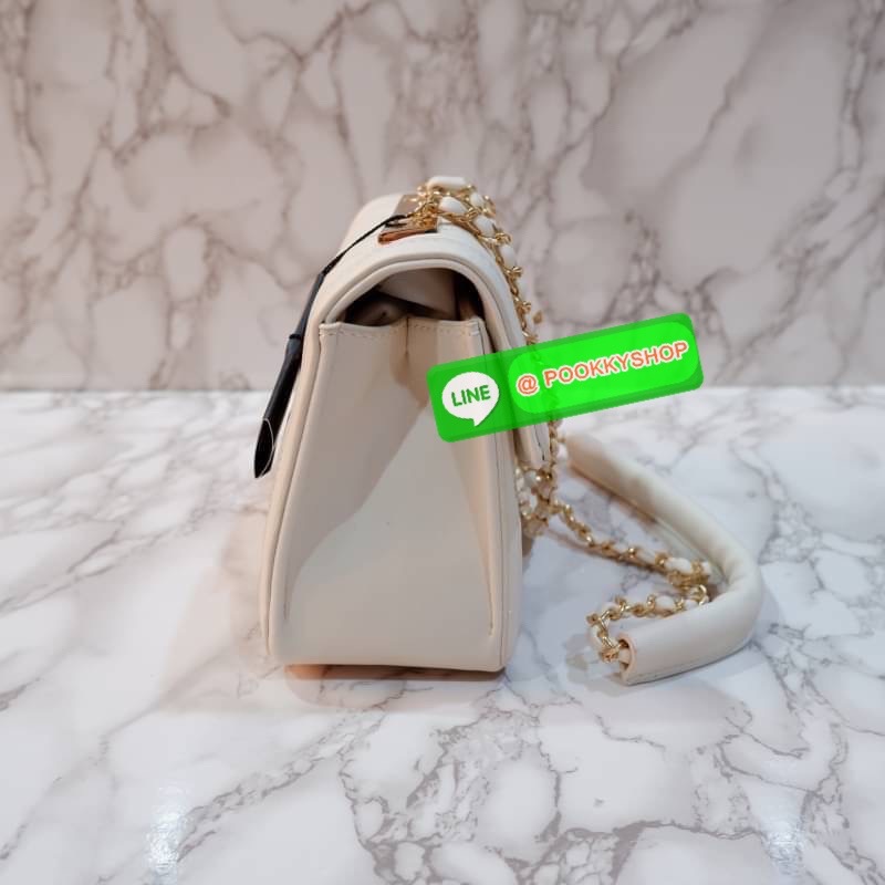 LYN กระเป๋าสะพายข้างรุ่นใหม่ อะไหล่สีทอง หนังนิ่ม ปักลายตาราง ด้านหน้าแต่งด้วยโลโก้แบรนด์ สายกระเป๋าเป็นโซ่สลับหนัง น้ำหนักเบา ด้านในสามารถใส่กระเป๋าตัง โทรศัพท์มือถือ เพาเวอร์แบงค์ มีช่องใส่ของขนาดเล็ก