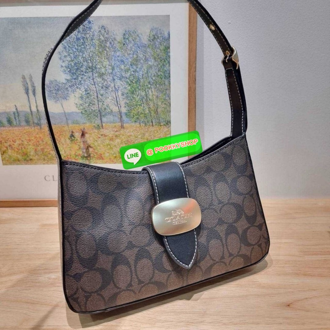 COACH CR533 ELIZA SHOULDER BAG 🔅 Details ใหม่ล่าสุด กระเป๋าสะพายไหล่ทรงโฮโบสุดหรู ดีไซน์โลโก้แบบใหม่และหรูหรายิ่งขึ้น คงความคลาสสิคและวินเทจ เปิด-ปิดด้วยสายคาดแบบกระดุมแม่เหล็ก ภายในเป็นช่องโล่ง แบ่งสัดส่วนไว้อย่างดี มีทั้งช่องใส่บัตร และช่องซิป ส