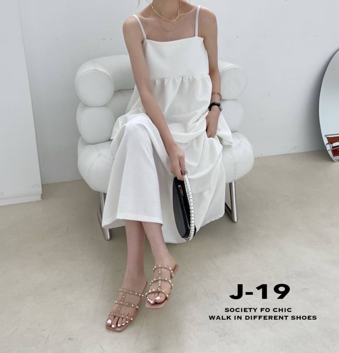 แบบขายดีรีพีท‼️ ตอบโจทย์ได้ดีในวันที่ไม่อยากส้นสูง แต่ยังอยากดูกริบ เป๊ะปัง สไตล์เซเลป อะไหล่ปิรามิดสีทอง เพิ่มความหรูดูแพง หนังแก้วเงา ดูแลง่าย ใส่ได้ตลอดไม่มีเอาท์ จริงๆค่ะ