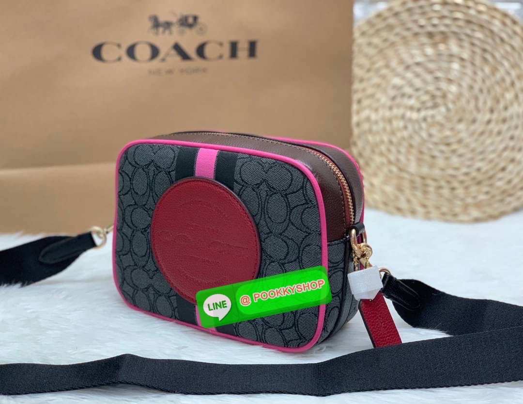 New arrival! 🌈รุ่นใหม่ห้ามพลาดค่ะ! Coach Dempsey Camera Bag In Signature Jacquard With Stripe And Coach Patch ((1912)) พร้อมส่งที่ไทย! กระเป๋าสะพายครอสบอดี้ร์กรือสะพายข้างได้ วัสดุJacquard+หนังแท้ สวยงามมากๆค่ะ ด้านหน้ามีป้ายวงกลมหนังโลโก้แบรนด์ เ