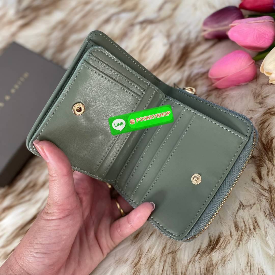 CHARLES & KEITH COMPACT WALLET กระเป๋าตังใบสั้นฟังก์ชันครบ!! ด้านหน้ามีโลโก้แบรนด์ มีช่องซิปใส่เหรียญ เปิดปิดแบบกระดุม ด้านในมีช่องใส่การ์ด 16 ช่อง มีช่องใส่ธนบัตรตามยาว ไม่ต้องพับแบงค์ค่า คุ้มมากๆเลยใบนี้