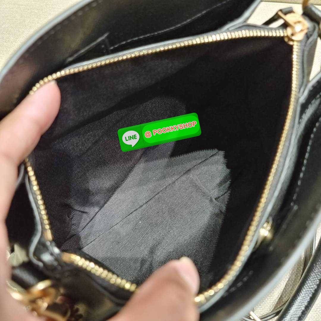 COACH F29434 MINI SAGE CARRYALL IN SIGNATURE CANVAS รุ่นยอดฮิต!! ที่สุดของกระเป๋าสะพายขายดี ต้องทรงถังมินิรุ่นนี้ วัสดุหนังแคนวาสเคลือบลาย สวย คลาสสิค มาพร้อมสายสะพายข้างและหูหิ้วในตัว ถอดออกถือคล้องแขนเก๋ๆ หรูๆยังได้ ภายในเป็นช่องโล่ง แบ่งสัดส่วนอย่างดี