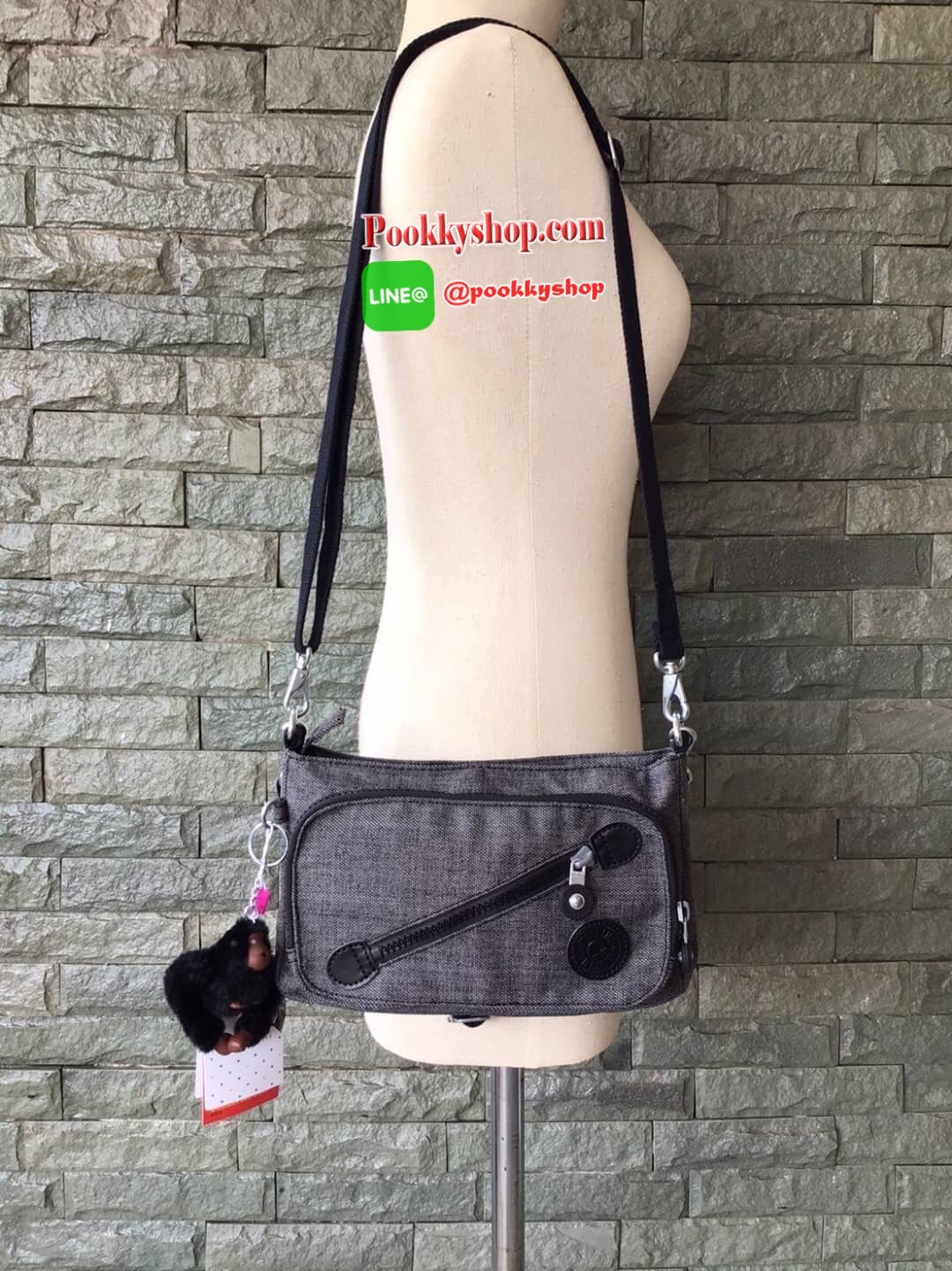 Kipling milos crossbody bag (K13696) กระเป๋าสะพายข้าง crossbody ขนาดกำลังดี มี 2 สาย สายสะพายสั้น ถือเป็นทรงพอรช์(pochette)ถอดเปลี่ยนสลับกับสายยาวได้ มีช่องซิปใช้งาน3ช่อง 2ช่องใหญ่ภายในมีเล็กแยกเป็นสัดส่วน ใส่มินิไอแพค กระเป๋าสตางค์ยาวได้ ด้านหน้ามีช่องซิ