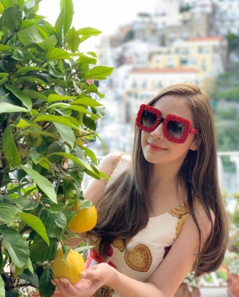 Maxi Dress แม็กซี่เดรสแขนกุดแสนสวย กรี๊ดมากคุณขาสวยสะพรึงอะไรเบอร์นี้ ตัวเดรสมาในผ้าลายกุหลาบสีสวยทั่วทั้งตัวชุด แต่งกระดุมผ่าหน้า เข้ารูปพอดีตัวใส่เก๋มาก โทนสีสวยน่ารักสุดๆ ทุกจุดพิมพ์ลายมาให้อย่างดี ช่วงกระโปรงใส่ออกมาบานแน่นอน รีบตำให้ไวจ๊ะแม่ รับรองใส