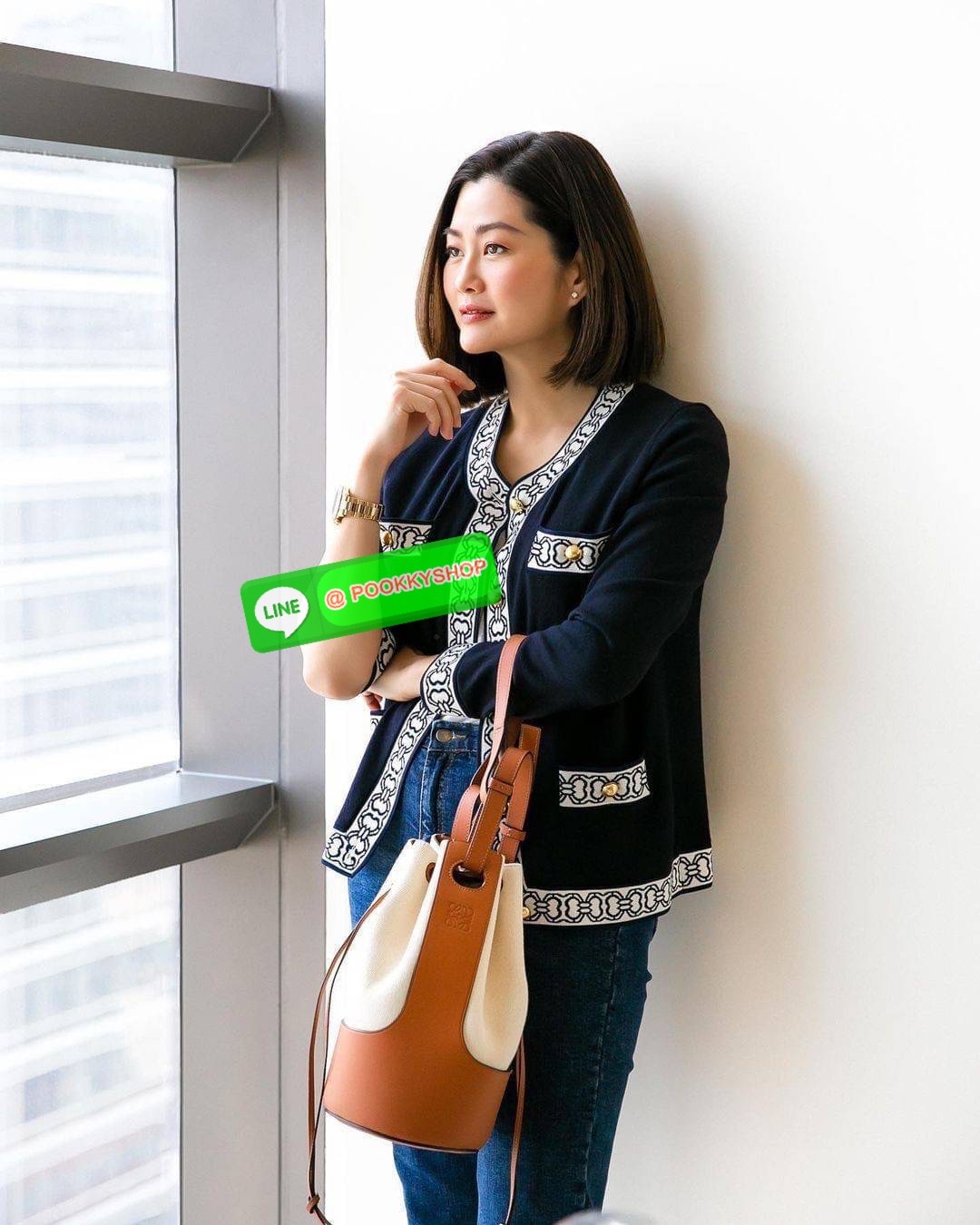 ✴️พร้อมส่งความสวย!✴️ NEW IN! LOEWE CROSSBODY BUCKET BAG GIFT WITH PURCHASE (GWP) กระเป๋าถือหรือสะพายพรีเมี่ยมกิ๊ฟ Limited Edition จาก LOEWE PERFUME DUTYFREE COUNTER วัสดุ Canvas & Leather calfskin ขนาดกำลังดี น้ำหนักเบา ภายในโล่งกว้างและจุ ส