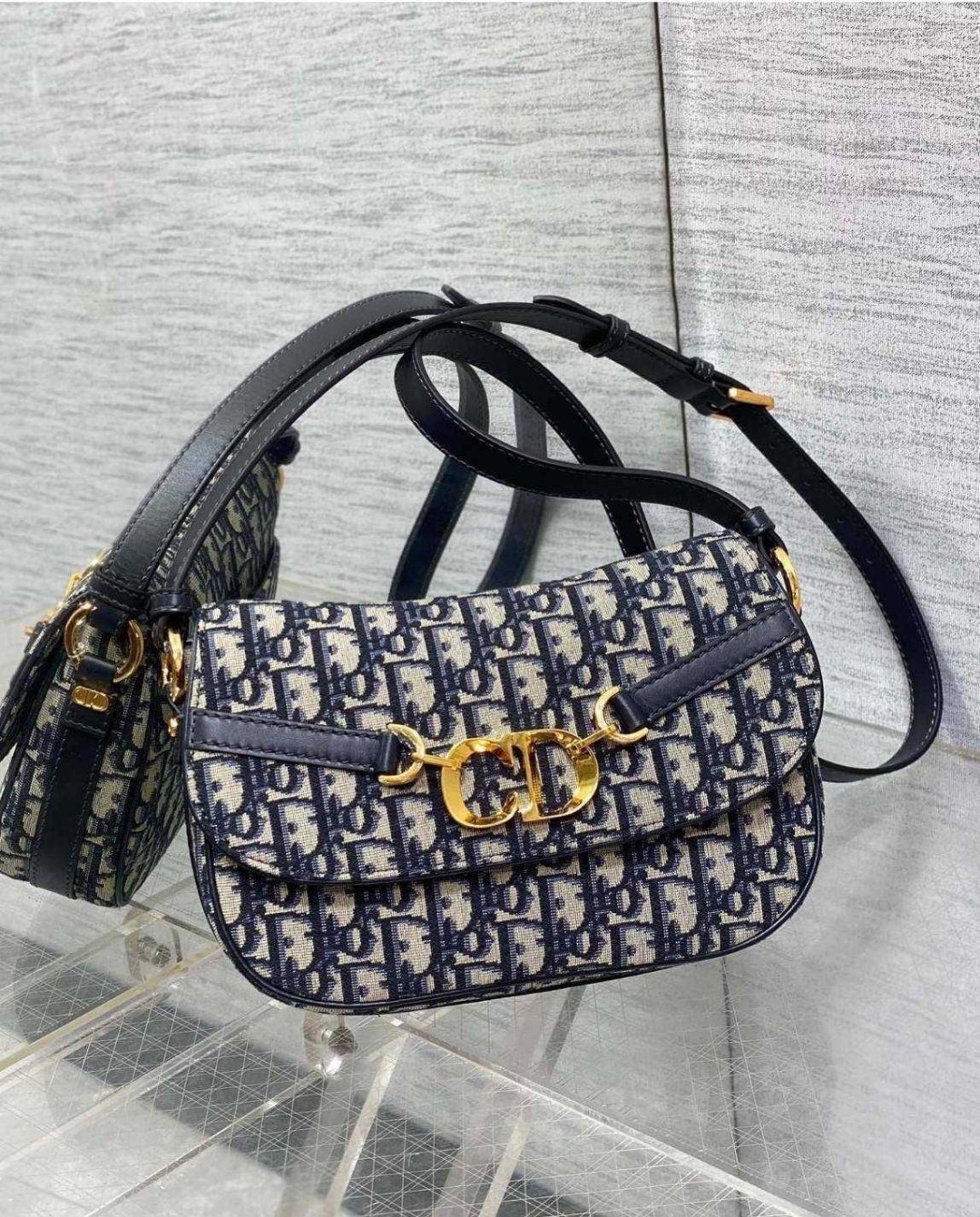 กระเป๋าสะพายทรงสวย ดีไซน์โลโก้โดดเด่นและหรูหรา ดีเทลดูดีมีกิมมิคในตัว