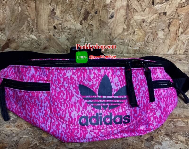 พร้อมส่ง ..... Adidas Originals National Waist Pack Factory กระเป๋าคาดอกและเอว เป็นอีกรุ่นที่ได้รับความนิยมเป็นอย่างมาก ด้วยแบบและดีไซน์ขนาดที่พอเหมาะ ใช้ได้ทุกเพศทุกสไตล์ กระเป๋าทำจากผ้าไนลอนลื่น น้ำหนักเบา ขนาดกำลังดี ดีจุของได้เยอะคะ เปิด-ปิดด้วยซิป ด้