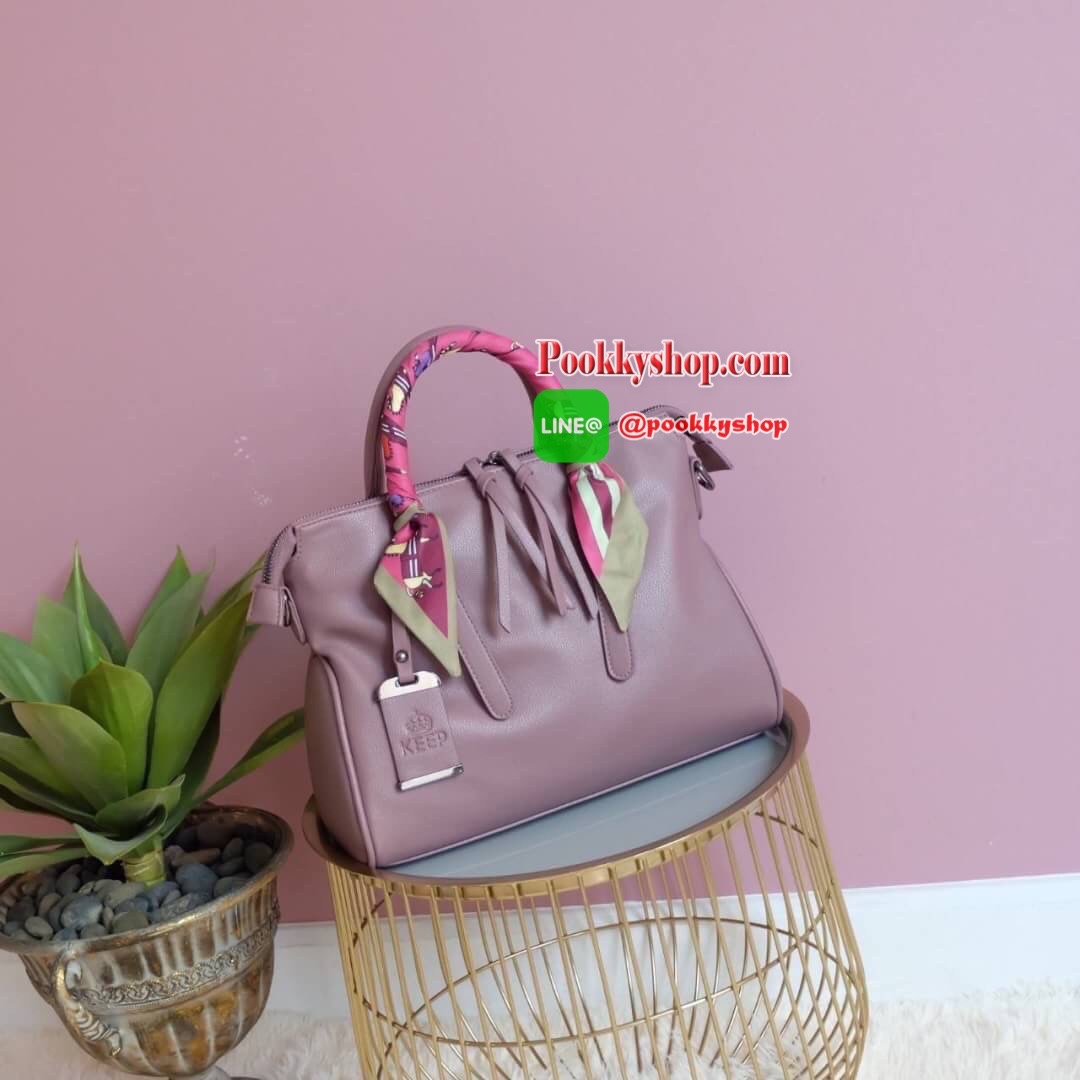 ทรงสวยขายดีมาก จากแบรนด์ KEEP ทรง รุ่น Parish hand bag with cute taddy จุดเด่นที่ >หนังเนื้อดี นิ่มมาก >น้ำหนักเบา >ถือสะพายเข้าง่ายกับทุกชุด >ขนาดกระเป๋ากำลังดีคะ ใส่ กปต ยาว ไอแพด จุคุ้ม > มีช่องย่อยแบ่งเก็บของด้านใน ถึง 3 ช่องใหญ่ แยกเก็