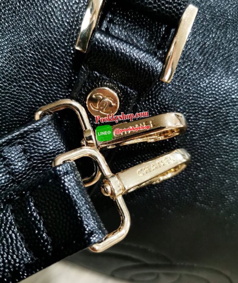 NEW! CHANEL CAVIAR LARGE HANDBAG VIP GIFT WITH PURVHASE กระเป๋าเดินทางใบใหญ่รุ่น Limited Edition - GWP พรีเมี่ยมกิ๊ฟของเเท้จาก Chanel Counter หนังคาเวียร์เนื้อหนาสีดำขึ้นลายสวยหรูอยู่ทรง ด้านหน้ามีโลโก้แบรนด์ เปิดปิดด้วยซิปสะดวกใช้ ประดับTAG โลโก้แบรนด์อะ