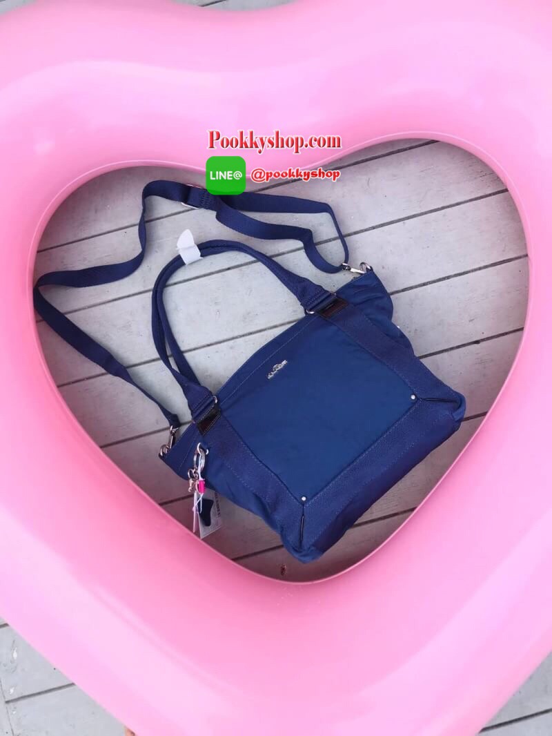 Kilping Womens Elyse Kt Top-Handle Bag กระเป๋าหรือสะพาย ขนาดกลาง กำลังดี วัสดุpolymide100%น้ำหนักเบา ใส่ของได้จุ กระเป๋าสตางค์ ไอแพค สัมภาระจุกจิกได้อีกเยอะ ด้านหน้าประดับโลหะนูนโลโก้แบรนด์รวมถึงพวงกุญแจลิงก็เป็นโลหะเช่นเดียวกัน ถอดแยกใช้งานได้ ด้านบนเปิด