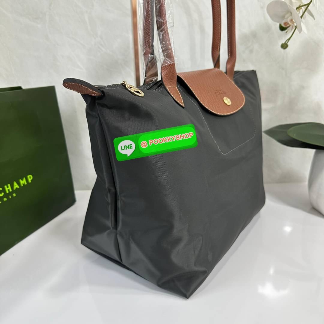 LONHGCHAMP LE PLIAGE ORIGINAL L TOTE BAG 🔖กระเป๋าสะพายไหล่ Le pliage ใบใหญ่ เรียบง่ายจุของได้เยอะ สามารถเก็บเอกสารหรือแล็ปท็อปได้คะ 🔖วัสดุ:ไนลอนเคลือบ 🔖เปิด-ปิดด้วยซิป ภายในกว้าง มีช่องลับแยกคะ 🔖สามารถพับเก็บได้พกพาสะดวกคะ