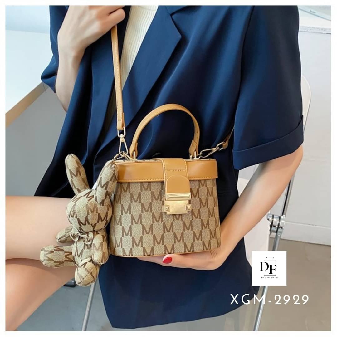 สินค้าพร้อมส่ง กระเป๋าถือทรงกล่องพร้อมพวงกุญแจน้องกระต่าย วัสดุหนัง PU ด้านนอกบุผ้าแคนวาสทอลาย แพทเทิร์นสวย มาพร้อมสายสะพายปรับระดับได้ ถอดได้ 1 ช่องใช้งาน ซับหนังด้านในอย่างดี