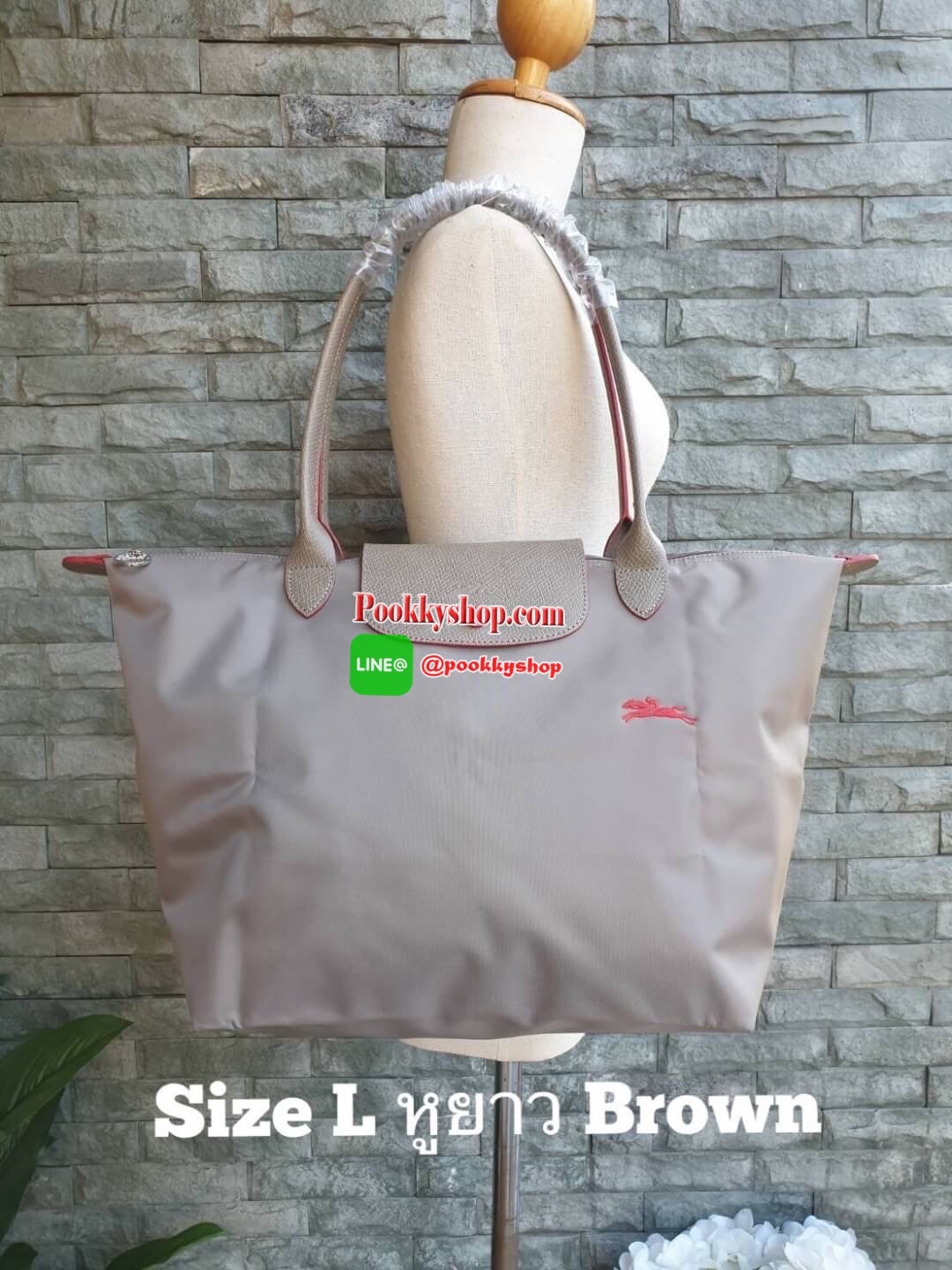Longchamp Le Pliage Club Tote Bag Size L หูยาว วัสดุเนื้อผ้า Nylon Canvas เคลือบกันนำ้ ตัดด้วยหนังแท้ที่มีน้ำหนักเบา ดีไซน์เรียบง่ายแต่เต็มไปด้วยความคลาสสิก จนเป็นที่ชื่นชอบไปทั่วโลก Longchamp ปรับโฉม LE PLIAGE ด้วยการปักลายรูปม้า-ตราสัญลักษณ์ของแบรนด์บนผ