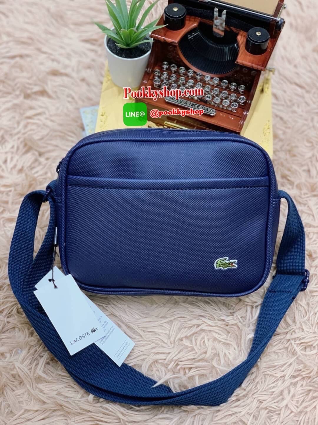 ลาคอส Classic Shoulder Bag Crossbody Bag กระเป๋าสะพายที่สามารถสะพายได้ทั้งสายคู่และสายเดี่ยว รูปทรงกว้างในลักษณะแนวนอน ใส่กระเป๋าสตางค์ยาว มินิไอแพคได้วัสดุpvc100% กันน้ำได้ เปิดปิดด้วยซิปเดียวใช้งานง่าย ด้านหน้ามี1ช่องใช้งานเสียบมือถือหรือของจุกจิกได้