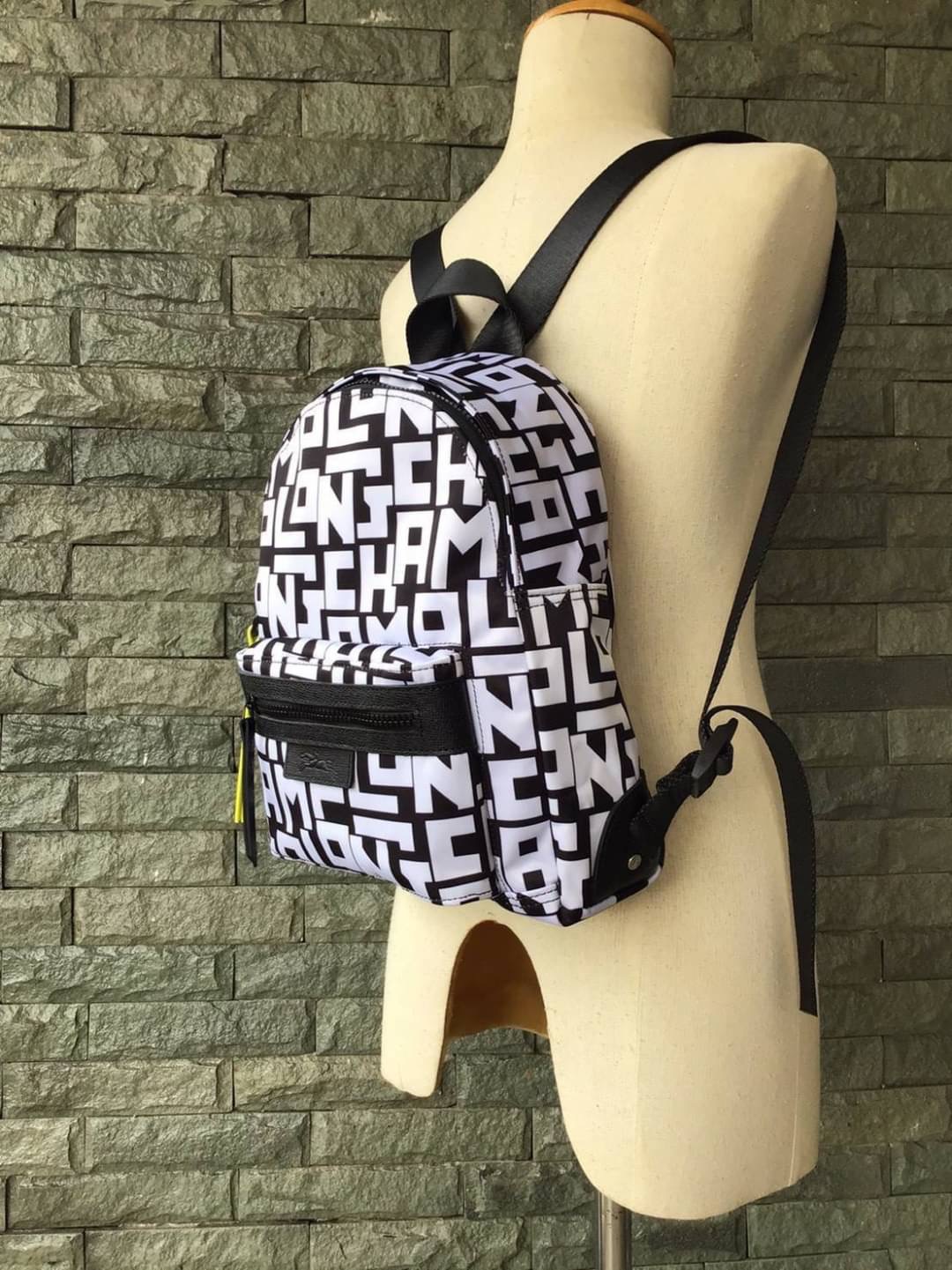 LONGCHAMP LE PLIAGE LGP BACKPACK รายละเอียด • วัสดุ: ผ้าใบ • อะไหล่: นิกเกิล • ตัวกระเป๋า: ผ้าใบโพลีอะไมด์เคลือบด้านใน • ตกแต่ง: หนังวัว รายละเอียดภายนอก • การปิด: ด้วยซิป • สายสะพาย: เลื่อนปรับระดับได้ • ช่อง: 1 ช่องซิป ภายใน • ช่องใส่ของ: 1 ช่อง ช่องด้า