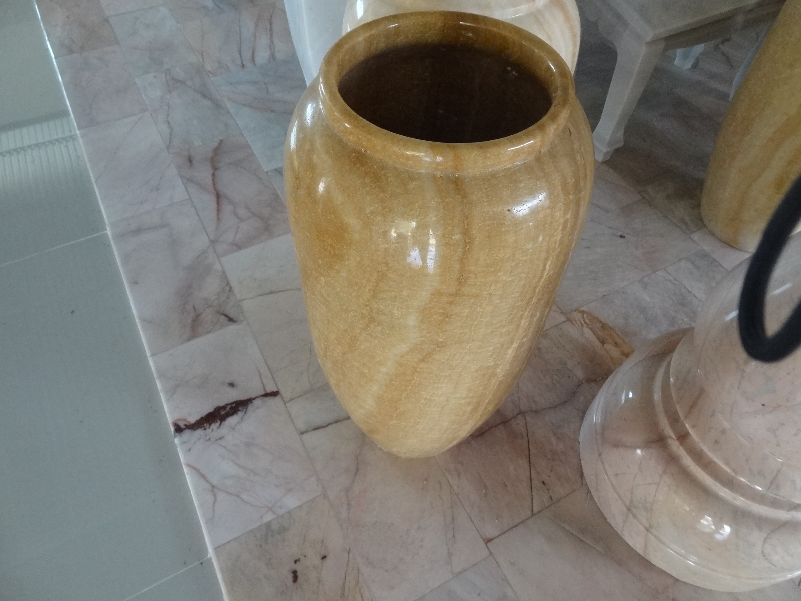 แจกันหินอ่อน 1 คู่ ขนาดสูง 50 เซนติเมตร กว้าง 20 เซนติเมตร หยกน้ำผึ้ง