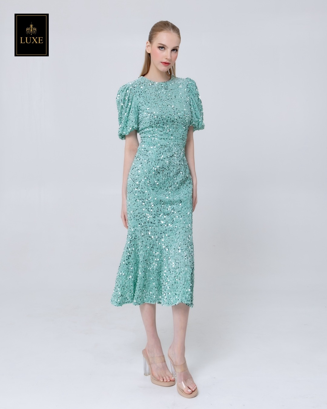 เดรสเสื้อคอกลม แขนสั้นปลายแขนพอง ชายกระโปรงบานเล็กน้อย