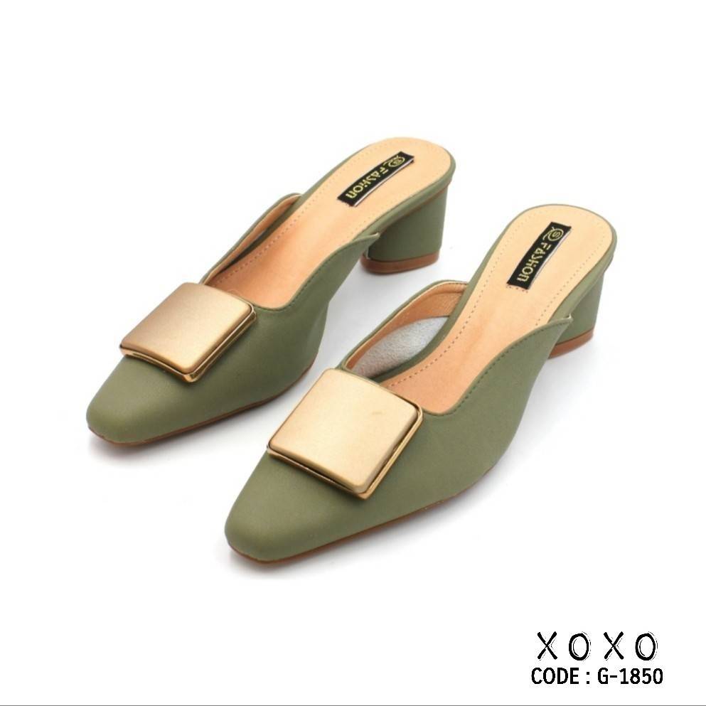 สินค้าพร้อมส่ง งานสวม ทรงเปิดส้น สวยเก๋ แมทส์ชุดง่าย วัสดุหนัง PU ด้านหน้าแต่งอะไหล่ ทรงสีเหลี่ยมสวยเก๋ตามภาพ มีส้นทรงแท่งทรงกลม ไม่สูงมาก กำลังใส่สบาย ส้นแบบนี้ใส่แล้วไม่เมื่อยด้วยนะคะ