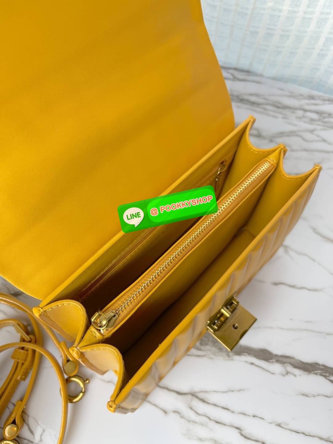 Charles & Keith Panelled Chain Handle Bag กระเป๋าสะพายรุ่นใหม่ชนช็อป รุ่นนี้จะถือคล้องแขน/สะพายแบบสายยาวได้หลายแบบ มีหูโซ่สีทองสวยหรู เปิดปิดแบบตัวเปิดล็อก ภายในแบ่งเป็น 3 ช่อง เป็นช่องซิปตรงกลาง ใส่ IPhone pro max และกระเป๋าเงินใบสั้นได้ค่ะ สายสะพายยาวถอ