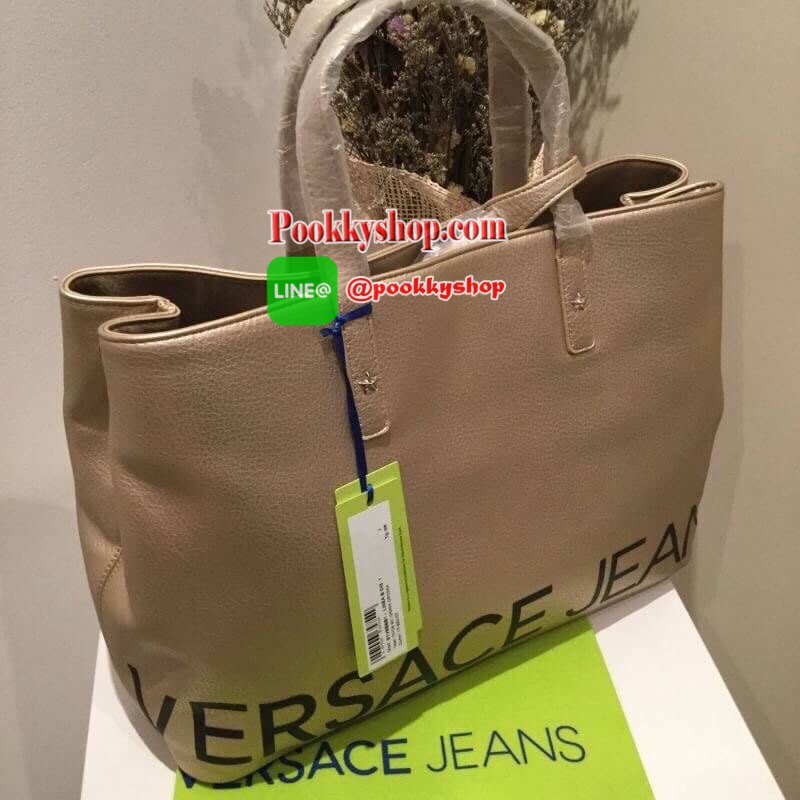 VERSACE JEANS TOTE BAG(VJ) กระเป๋าสะพายจากแบรนด์ดัง วัสดุ PU คุณภาพดี นิ่ม ด้านหน้าตกแต่งด้วยโลโก้แบรนด์สวยโดดเด่น ด้านในโล่งกว้าง มีช่องซิปและช่องใส่ของหลายช่อง ซับในลายแบรนด์ รุ่นนี้มาพร้อมกระเป๋าใบเล็กสำหรับใส่ของจุกจิกอีก1ใบ แยกใช้ได้ สาวๆที่ชอบใบใหญ่