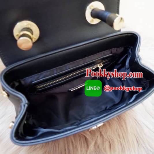 Lyn กระเป๋าหิ้วมาพร้อมสายสะพาย ขนาดกลางๆไม่เล็กไม่ใหญ่ ดีไซน์สวยน่ารัก ด้านในมีป้ายโลหะปั๊มแบรนด์ ใต้กระเป๋ามีหมุดรองทั้ง 4 มุม รูปทรงสวยเก๋ขนาดนี้ ไม่มีไม่ได้นะคะ