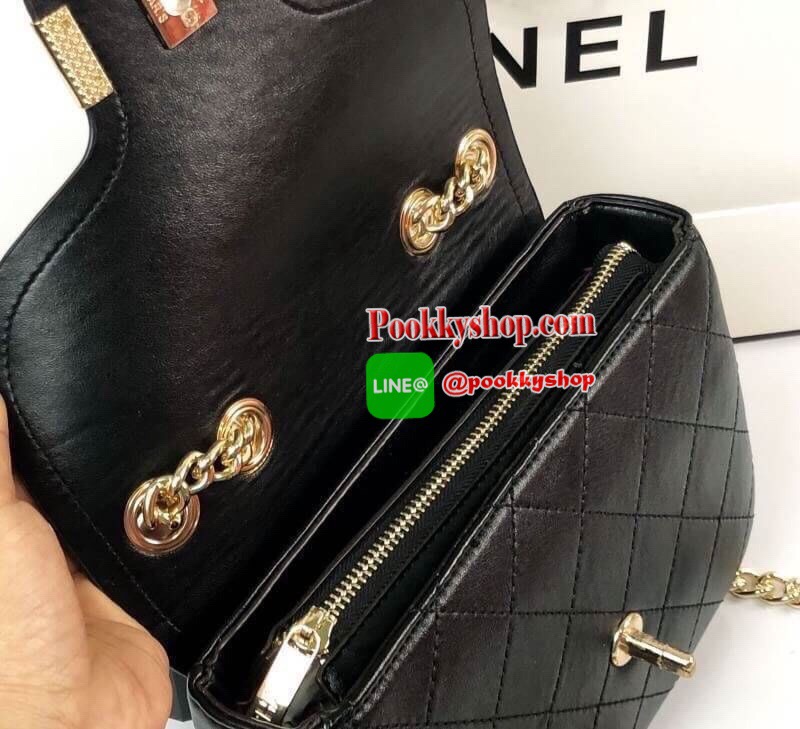 Chanel อเนกประสงค์ รุ่น Limited edition วัสดุหนังแกะเรียบขนาดเล็กกะทัดรัดน้ำหนักเบามีช่องใส่ของจุกจิกเปิดปิดด้วยฝาปิดกระดุม และซิป มีช่องใส่บัตร ช่องซิป ใส่กระเป๋าสตางค์ใบกลางได้ค่ะตัวจริงสวยมากๆถูกใจรีบจองนะคะใส่มือถือได้ทุกรุ่นสายสะพายยาวคู่สะพายได้สองแ