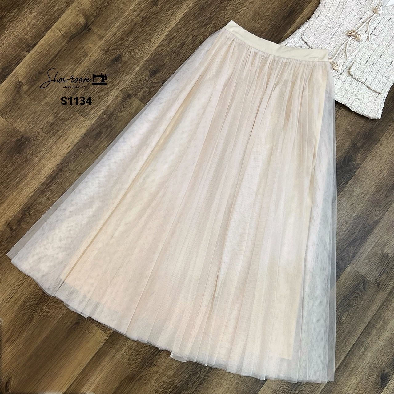 ชุดเซทแฟชั่น เซ็ตเสื้อคอวีแขนกุดผ้าทวีต มาพร้อมกระโปรงผ้ามุ้งยาวดีไซน์เก๋